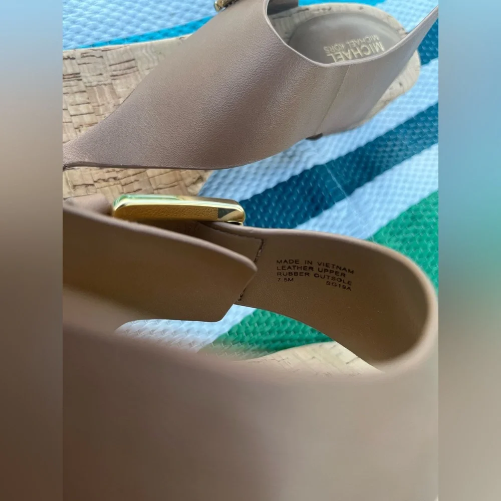 ✨🥳 Michael Kors Tan and Gold Thong Sandals Size 7.5 M Women’s - Picture 12 of 13